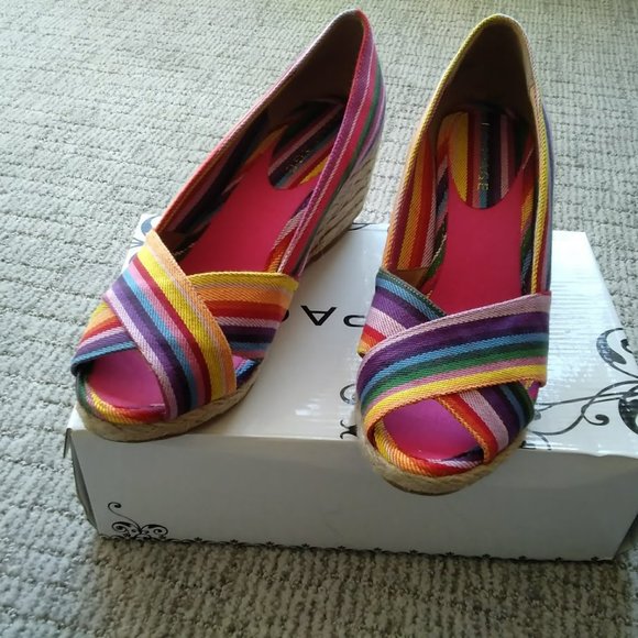 Rampage Adorer Rainbow Striped Peep Toe Heeled Wedges Size 8.5 NEW - Picture 2 of 9